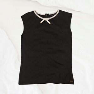 MOHITO sleeveless black tee with ribbon collar